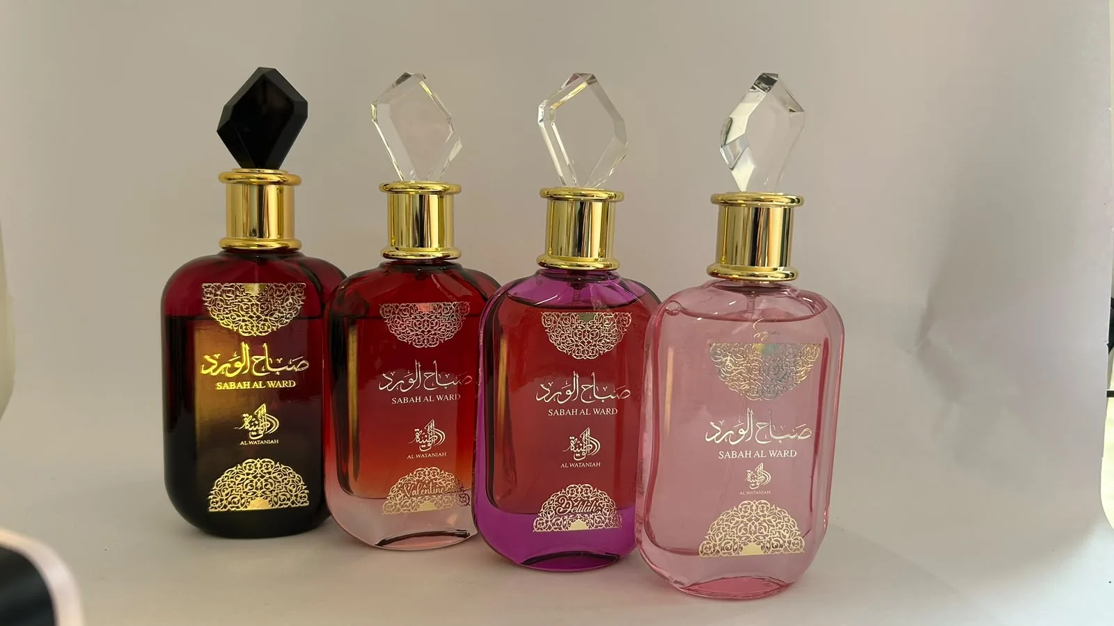 Seleção de perfumes árabes em diferentes frascos e tons
