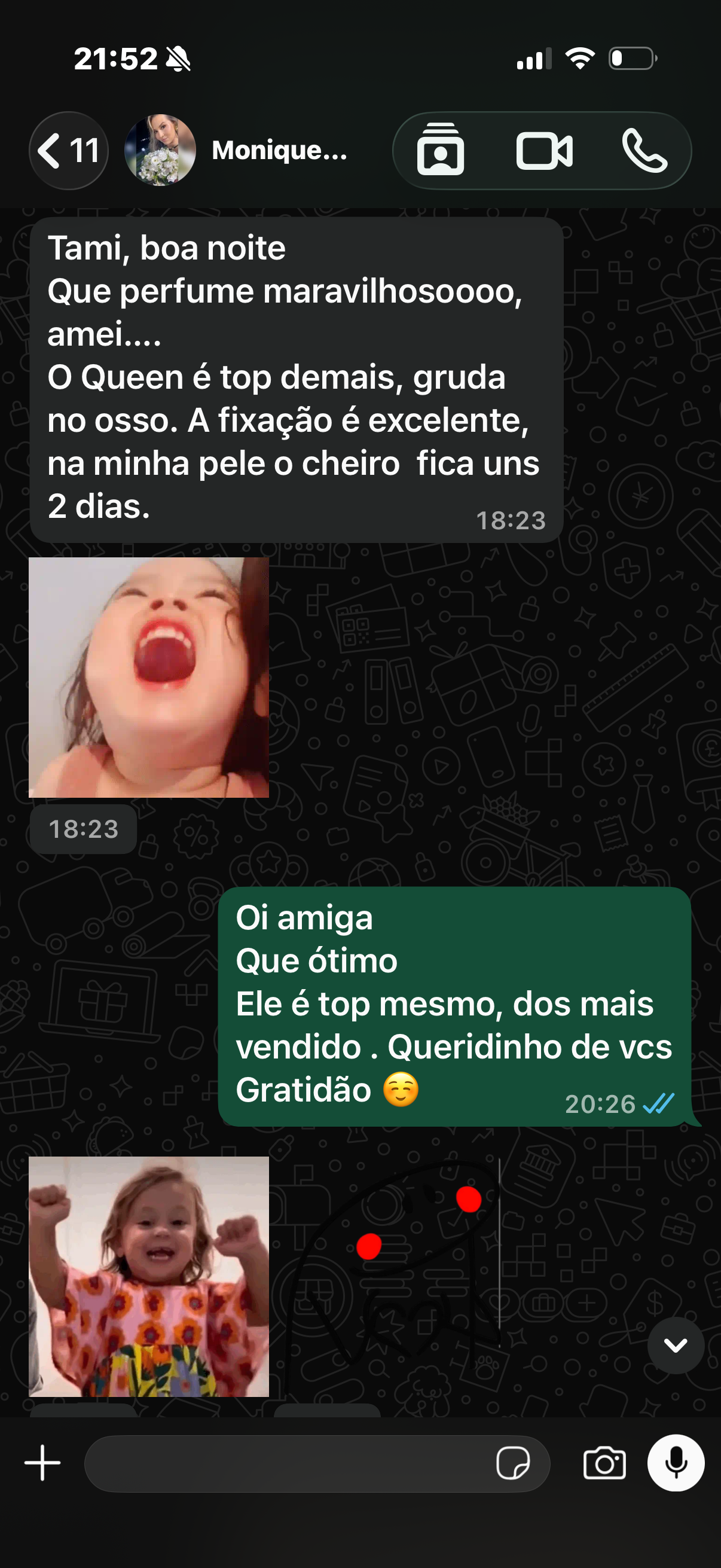 Captura de conversa em que uma cliente elogia a fixação do perfume Queen of Arabia