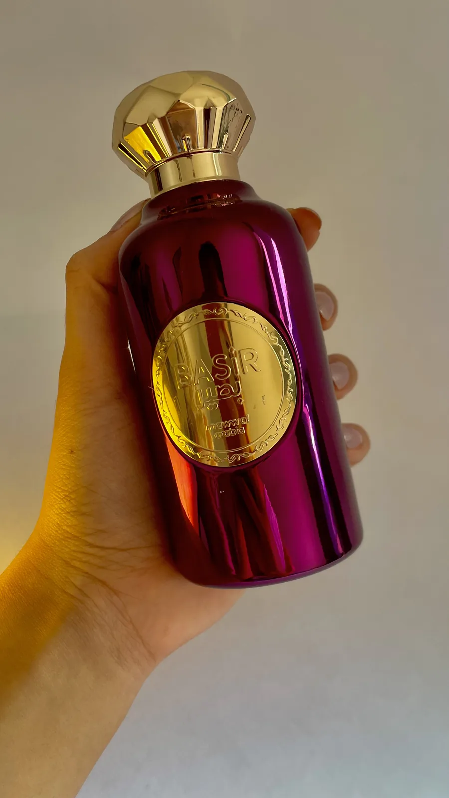 Perfume em frasco vinho e dourado selecionado pela Cavanyt